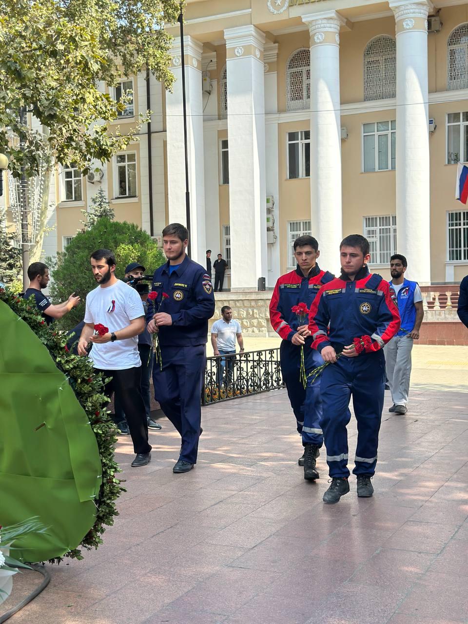 Возложение цветов к мемориалу Славы